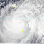 Huracán Simón pierde fuerza, pero mantiene en alerta al Pacífico mexicano