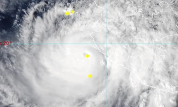 Huracán Simón pierde fuerza, pero mantiene en alerta al Pacífico mexicano