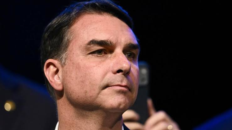 “No huí, salí por Brasil”: Flávio Bolsonaro se proclama presidente desde Miami, borra la carta y Trump se desmarca