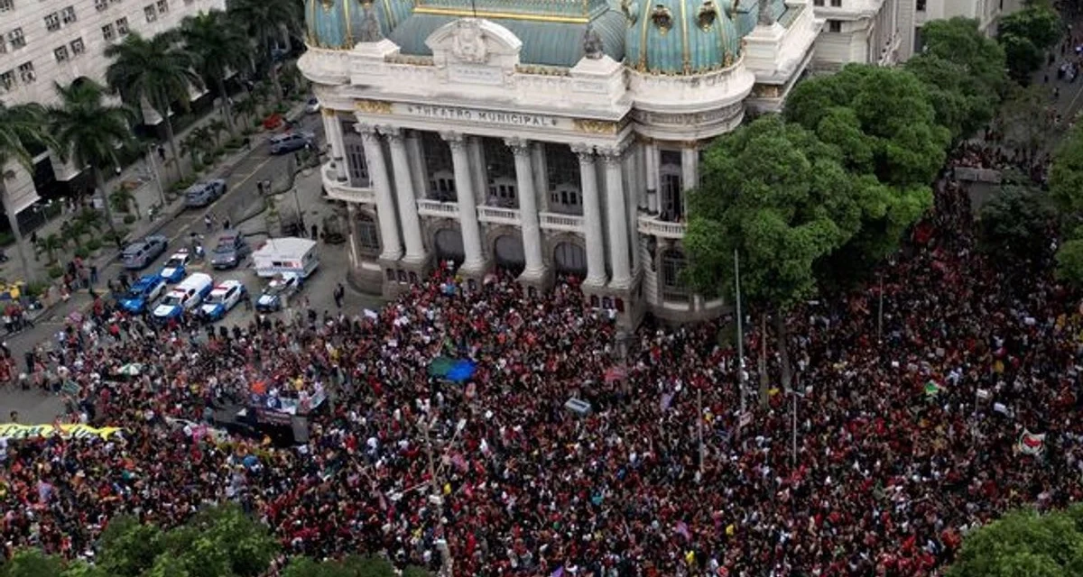 Río de Janeiro se llena de protestas estudiantiles: miles marchan contra Flávio Bolsonaro y respaldan a Lula