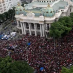 Río de Janeiro se llena de protestas estudiantiles: miles marchan contra Flávio Bolsonaro y respaldan a Lula