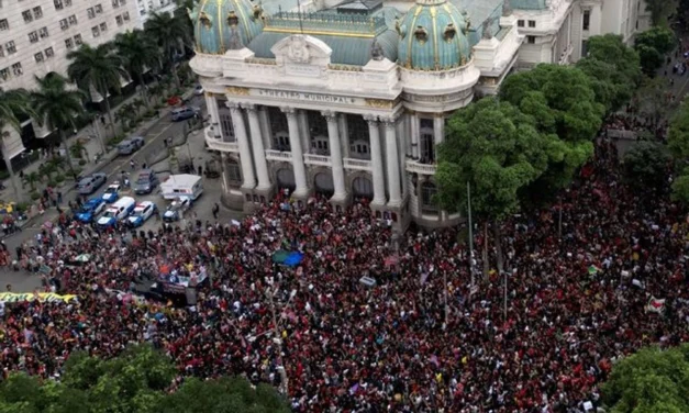 Río de Janeiro se llena de protestas estudiantiles: miles marchan contra Flávio Bolsonaro y respaldan a Lula